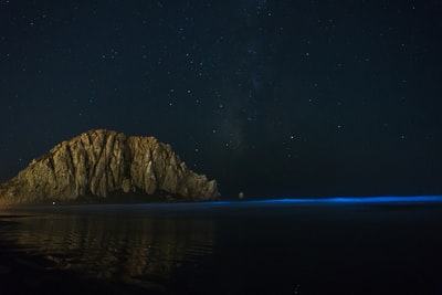 灰色岩层附近海在夜间
